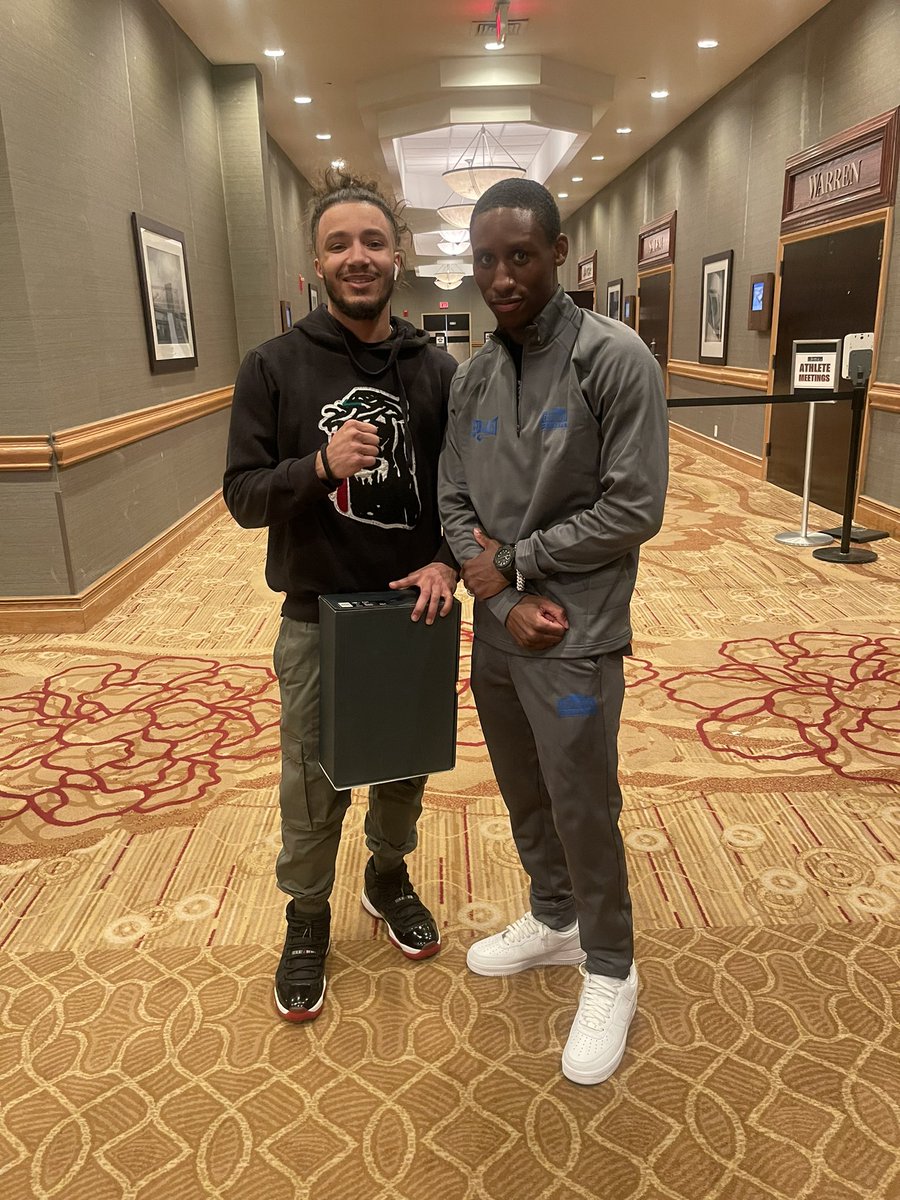 Kaiz_kickz's tweet photo. Arrived in Newark, New Jersey this morning .. we got to meet 2/5 of the fighters we make custom shoes for โฆ blessed happy to be here ๐๐ฝ๐ซก๐ช๐ฝ๐ฅ #kaizkickz #tsdkcustoms #keyshawndavis #brucecarrington https://t.co/EQG4HydYHa