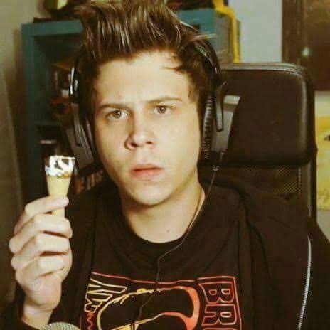 ICesar016's tweet photo. El Rubius de hace años viendo al Rubius de hoy en día... Está orgulloso (por dentro se parte los c0jones de la risa) 
Es humor gente ... Xd https://t.co/KtHeCtihL2