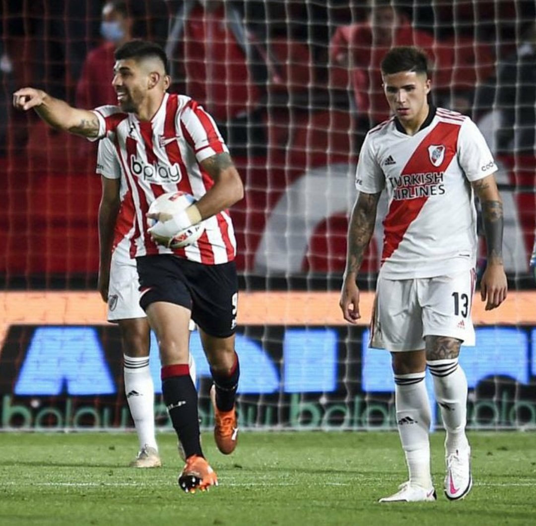 benjaacortes_'s tweet photo. Yo lo vi a Enzo Fernández cabizbajo frente a Leandro Díaz. https://t.co/7omvUpzRt2