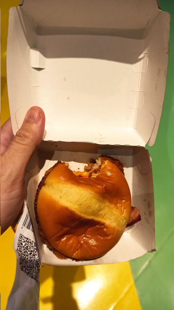 eduardoqmf's tweet photo. Obrigado @McDonalds_BR  pela ótima experiência que tive hoje. Muito bom a nova promoção, compre um lanche que já vem mordido. Desejo sucessos nessa promoção. Nem os biscoitos que viam mordidos nos anos 80 era tão bom assim. Parabéns! #contemironia https://t.co/7fanEBXNp1