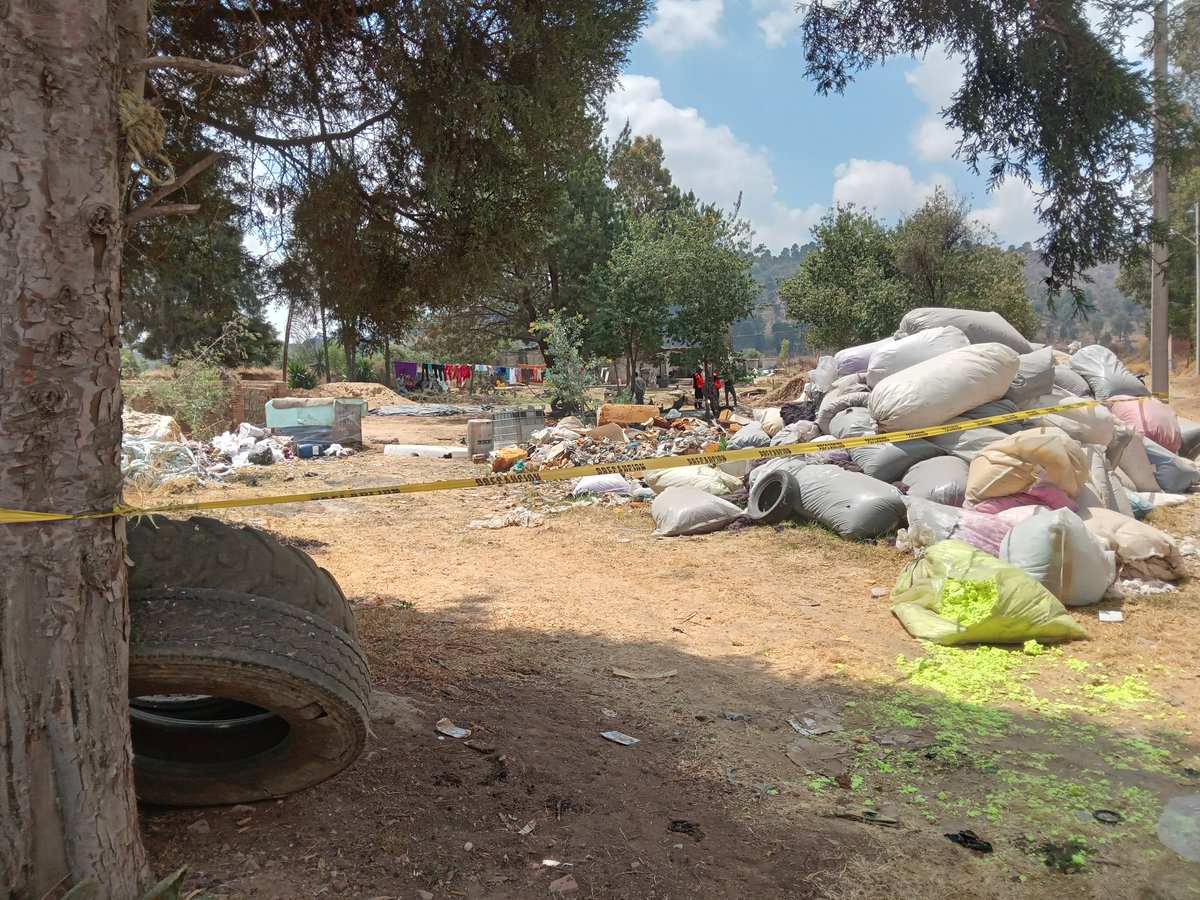 dianiibe's tweet photo. @GobiernoCholula @TelevisaPuebla @aztecapuebla @CentralPuebla @JCarlos_Valerio @Paola_Angon  En pueblo de San Juan Tlautla un vecino tiene un contenedor con desechos químicos que ha causado un olor intenso en la zona, se niega a quitarlo https://t.co/09CMSobftp