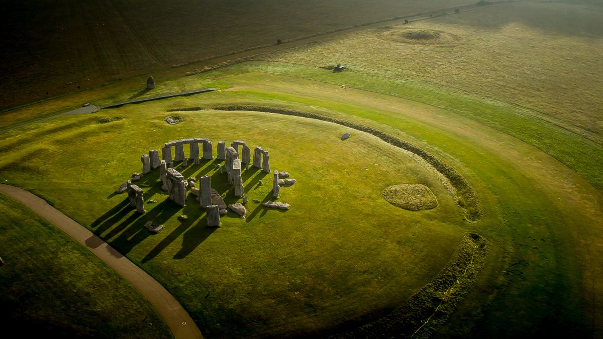 DrDavidMiano's tweet image. A new paper by archaeastronomers argues against the theory that Stonehenge functioned as a solar calendar. #ancientbritain buff.ly/3Gp2Olb