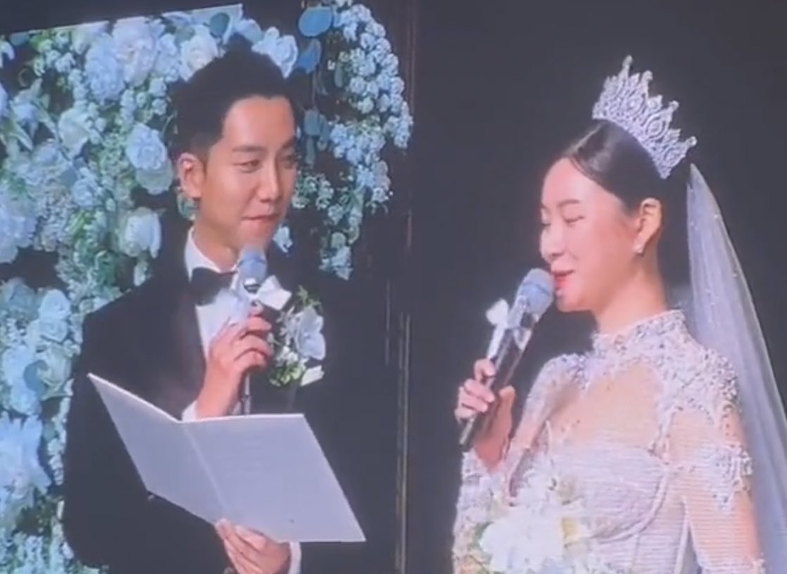 mylovelsg13's tweet photo. the way seunggi is looking at dain…🥰he’s so deeply inlove with her. 
his eyes are only love for her. 💘😍
#LeeSeungGi #LeeDaIn https://t.co/EljCUwbdmu