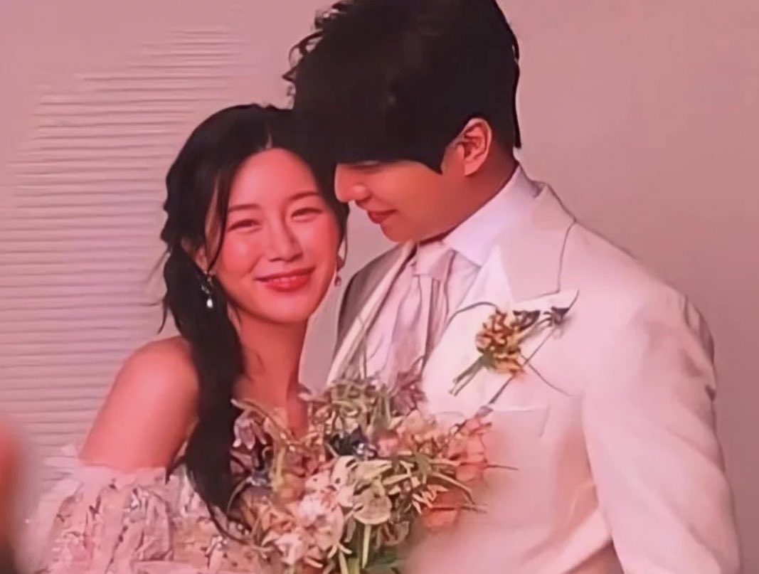 mylovelsg13's tweet photo. the way seunggi is looking at dain…🥰he’s so deeply inlove with her. 
his eyes are only love for her. 💘😍
#LeeSeungGi #LeeDaIn https://t.co/EljCUwbdmu