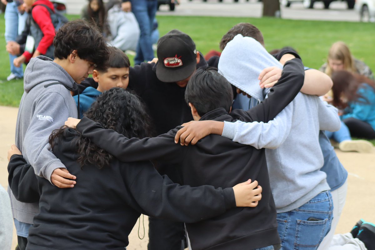 On this beautiful Good Friday, Congreso Nation united in prayer and worship. God’s presence continues to weigh on our students! 🙏🏽 #txcongreso #txcongreso23 #illuminate #txbch