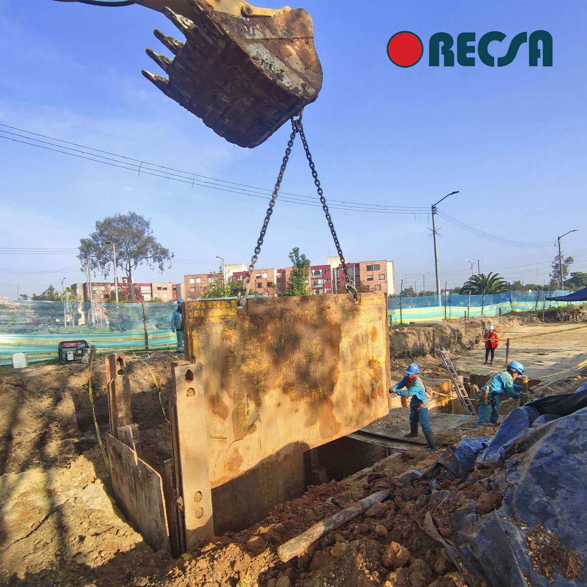 RECSA_MX's tweet photo. 🚧 En el acueducto de Tibitoc, #Colombia 🇨🇴estamos colocando el entibado para la excavación de zanja abierta de la instalación de la tubería de agua potable. 

#RECSA28
#ConstruyendoElFuturo https://t.co/c18dzcmrqT
