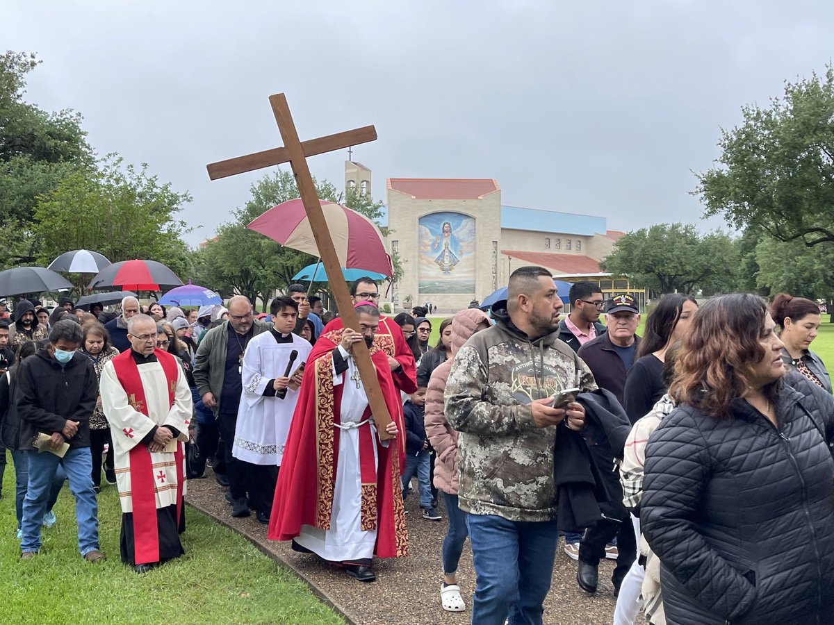 ocnarfjimenez's tweet photo. Bishop Daniel E. Flores (⁦@bpdflores) is⁩ leading a congregation of hundreds through the Stations of the Cross at the Basilica Of Our Lady of San Juan Del Valle on this cold, rainy Good Friday. #RGV https://t.co/w2Mrc442nD