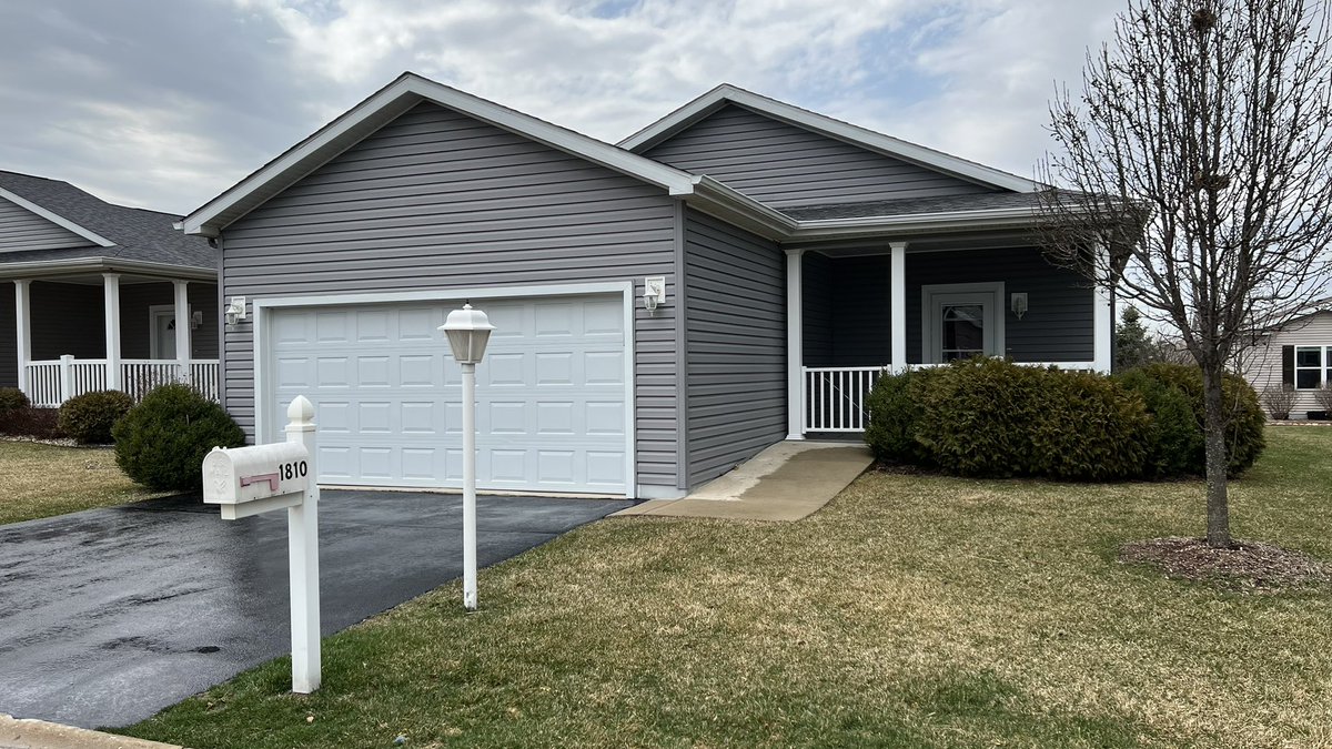 Closed!
Absolutely a pleasure helping my client find a new home in a 55+ community. #RealEstate #realtor #realestateagent #realestateinvesting #grayslake #homesmartconnect