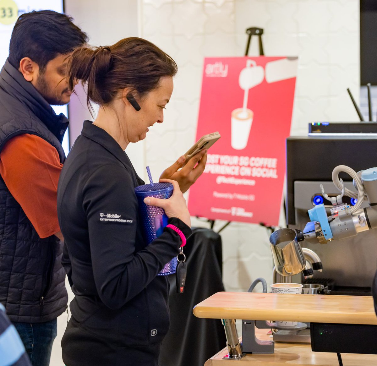 T_INNOVATE_'s tweet photo. Meet Jarvis! The Barista Bot by @artlycoffee! The amazing minds behind Jarvis replicated a barista’s movements while making coffee so that it can make the perfect cup every time…with latte art. Use of @TMobile #5G and #AI technology enables the barista bot to operate🤖

#TMobile https://t.co/hXy1t8MCXL