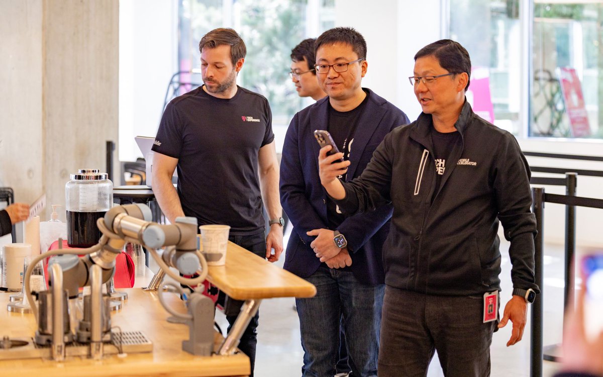 T_INNOVATE_'s tweet photo. Meet Jarvis! The Barista Bot by @artlycoffee! The amazing minds behind Jarvis replicated a barista’s movements while making coffee so that it can make the perfect cup every time…with latte art. Use of @TMobile #5G and #AI technology enables the barista bot to operate🤖

#TMobile https://t.co/hXy1t8MCXL