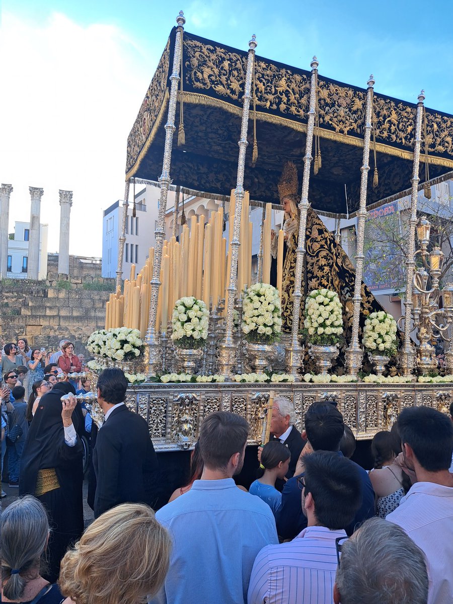 De todo menos silencio al paso de la Virgen del Rosario por Capitulares <a href="/MagnaCordoba/">Magna Exposición Córdoba</a> <a href="/GJExpiracioncor/">Juventud Expiración</a>