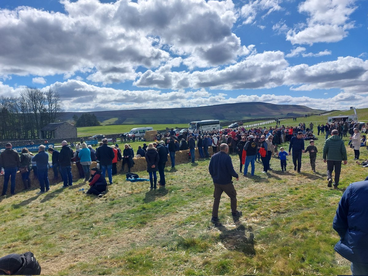 RichM39162405's tweet image. Obviously gutted I wasn't at @hullkrofficial today, but still had a good day at the #Middleham @Racingwelfare Open day with the family.
