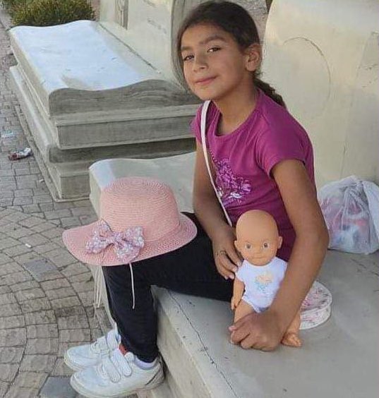 Kilis'te 9 yaşındaki Gina’nın cansız bedeni bir su kuyusunda boynuna iple briket bağlanmış halde bulundu. 9 yaşındaki Gina’nın tecavüze maruz kaldığı öğrenildi. Bu vahşet karşısında yer yerinden oynamalıydı ama yaprak kıpırdamıyor.

Utançtan başka neyimiz kaldı!

#GinaMercimek