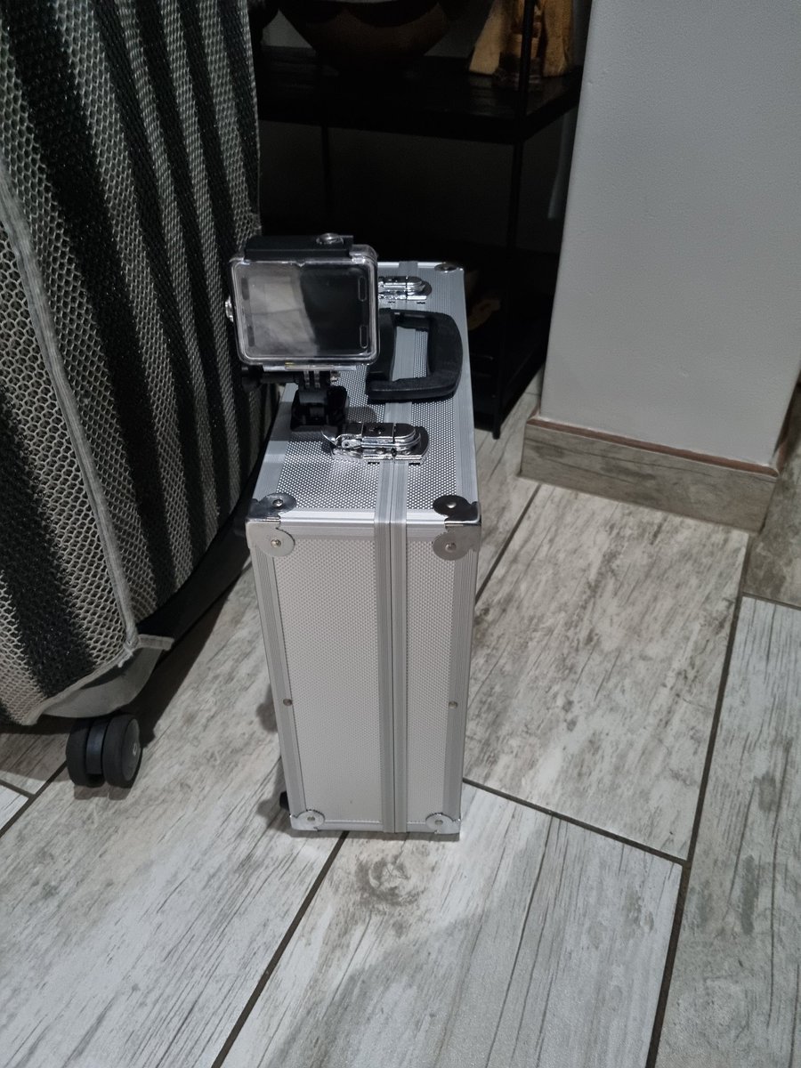 LeeRberger's tweet photo. There are game-changing specimens heading to #coppenhagen tomorrow, in this case! #science #neverstopexploring @emirates https://t.co/2YvsvumDdw