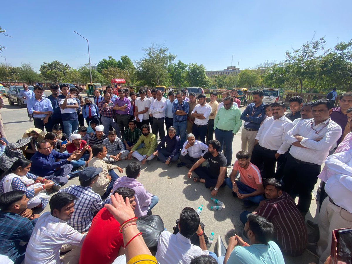ParasSChaudhary's tweet photo. ग्रेटर नोएडा स्थित @glbajaj इंस्टिट्यूट ने 200 से अधिक छात्रों के फ़र्ज़ी एडमिशन के कारण ,छात्रों की परीक्षा नही होने के विरोध में प्रदर्शन किया। इंस्टिट्यूट की घोर लापरवाही की बजह से सैकड़ों होनहार छात्रों का भविष्य खतरे में। @AKTU_Lucknow @anandibenpatel @dmgbnagar @ABVPVoice https://t.co/hBeinuAOJ2