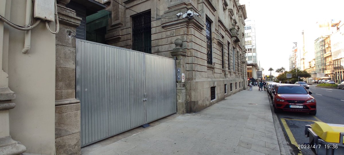 WanOvi's tweet image. El edificio del #BancodeEspaña en #ACoruña ha colocado este portón de chapa digno de un galpón en medio del monte. En las fotos despues/antes

Es un edificio protegido. Alguien sabe si es provisional o se trata de algo definitivo? @dinisss