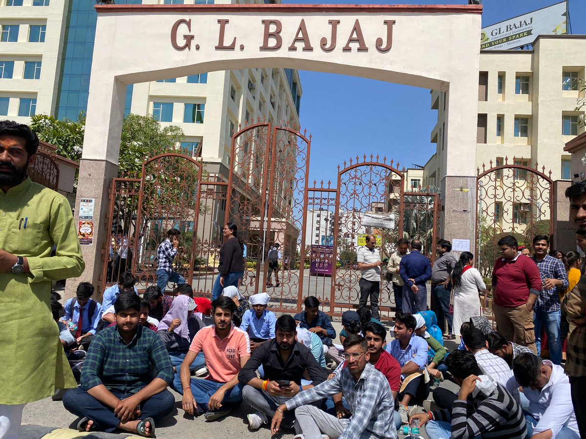ParasSChaudhary's tweet photo. ग्रेटर नोएडा स्थित @glbajaj इंस्टिट्यूट ने 200 से अधिक छात्रों के फ़र्ज़ी एडमिशन के कारण ,छात्रों की परीक्षा नही होने के विरोध में प्रदर्शन किया। इंस्टिट्यूट की घोर लापरवाही की बजह से सैकड़ों होनहार छात्रों का भविष्य खतरे में। @AKTU_Lucknow @anandibenpatel @dmgbnagar @ABVPVoice https://t.co/hBeinuAOJ2