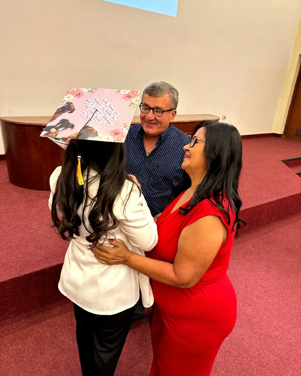 StellaSteffen's tweet photo. El orgullo en sus miradas llena de felicidad mi corazón, lo logramos mami y papi, ya soy IQ 🩷✨ https://t.co/4eQa9oLcfM