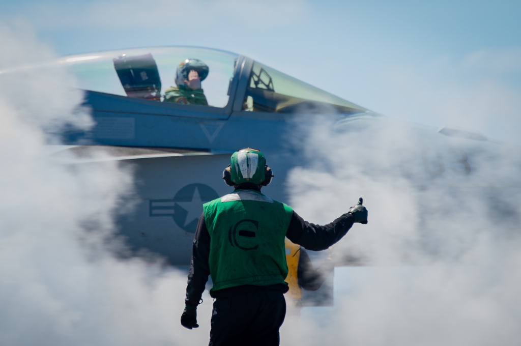 USNavy's tweet photo. It's #FlightOpsFriday! 😎 👍
📍 PACIFIC OCEAN
Sailors conduct flight operations aboard USS Carl Vinson (@CVN70).
📸 by MC3 Leon Vonguyen https://t.co/EZwXwcFHpt