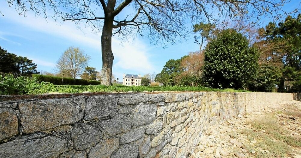 TLGPontLAbbe's tweet photo. Pont-l’Abbé : ces propriétaires continueront à payer des pénalités pour ne pas avoir détruit leur mur
➡️ https://t.co/AOGPZZNcij https://t.co/8UmeiM8zU3