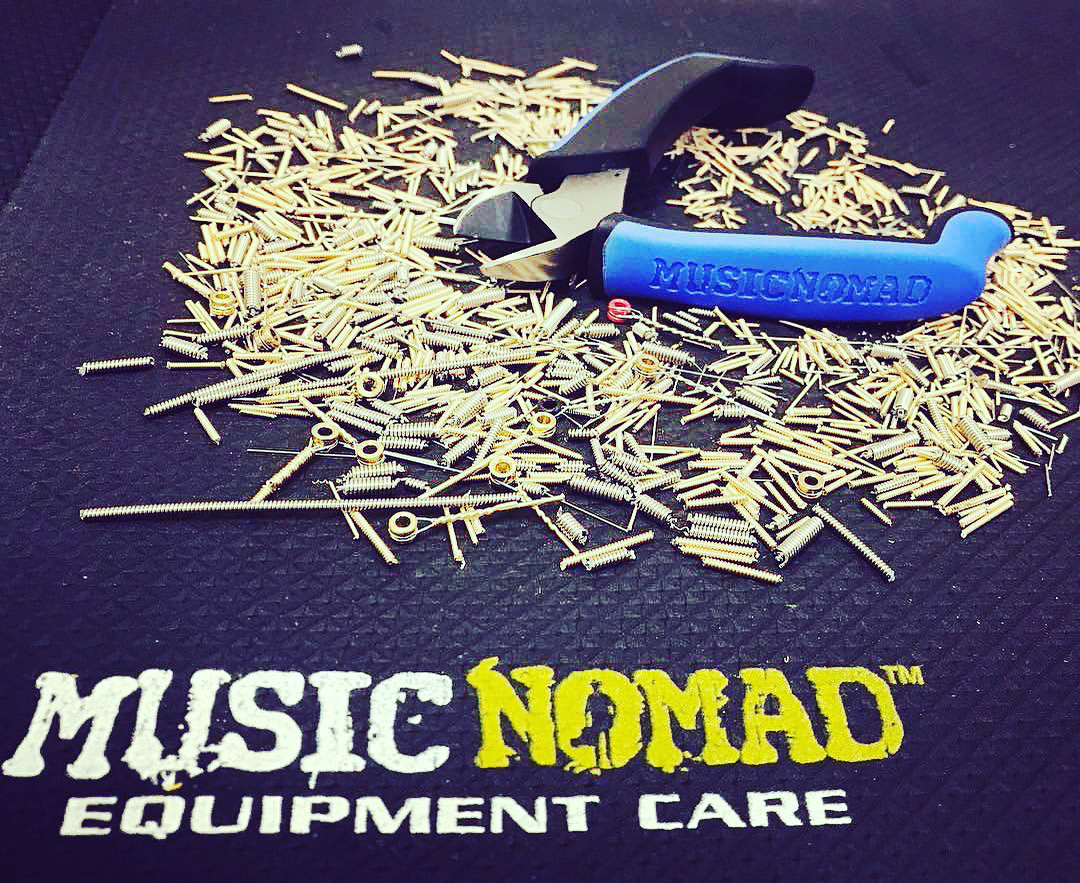 MusicNomadCare's tweet photo. We put the GRIP Cutters to the test….. 1800 snips of guitar and bass strings and counting...still razor sharp. Who is loving their GRIP Cutter?
#musicnomad #guitar #guitartech #guitarist #bassist #bassguitar #gripcutter #stringcutter
https://t.co/Bt523OjbAJ https://t.co/ogZDVQ0gEl