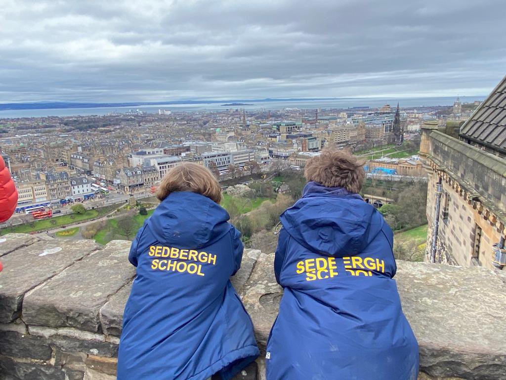 Looking over Edinburgh from the castle walls 🏰 @Cressbrook_Sed @Beale_Sedbergh 
#Easter2023 #schoolholidays #exploringscotland