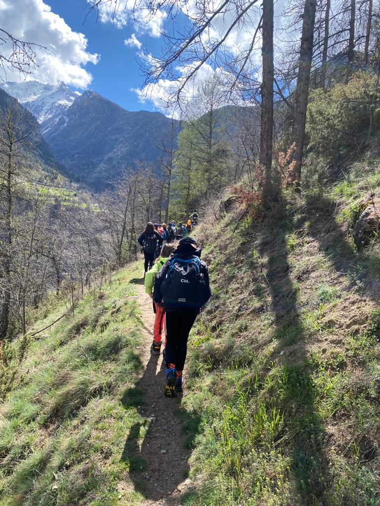 Giroparchi's tweet photo. Great day for the #GiroparchiCultureTrail kids who had a glimpse at both the Middle Ages (Châtel Argent) and Roman times (Pont d’Ael).
The walk from @villeneuve_di to #Aymavilles was spectacular with stunning views and some super fun games!
#GCT #EnglishCentreAosta #GuideTrekAlps https://t.co/H8USmHHKMV