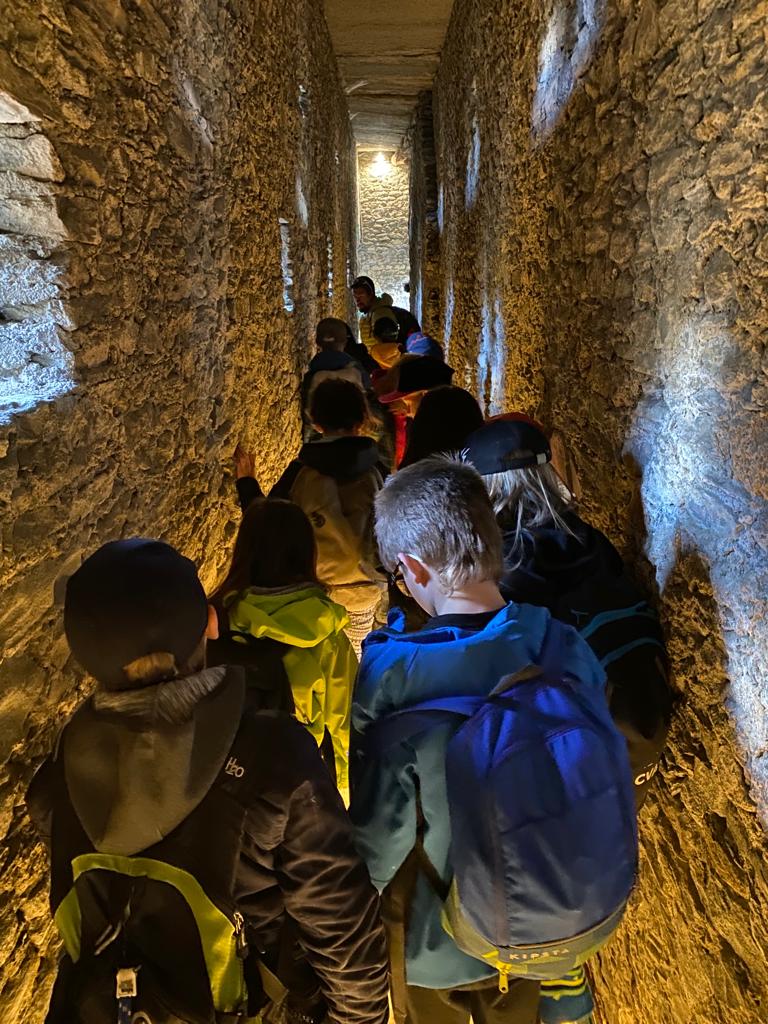 Giroparchi's tweet photo. Great day for the #GiroparchiCultureTrail kids who had a glimpse at both the Middle Ages (Châtel Argent) and Roman times (Pont d’Ael).
The walk from @villeneuve_di to #Aymavilles was spectacular with stunning views and some super fun games!
#GCT #EnglishCentreAosta #GuideTrekAlps https://t.co/H8USmHHKMV
