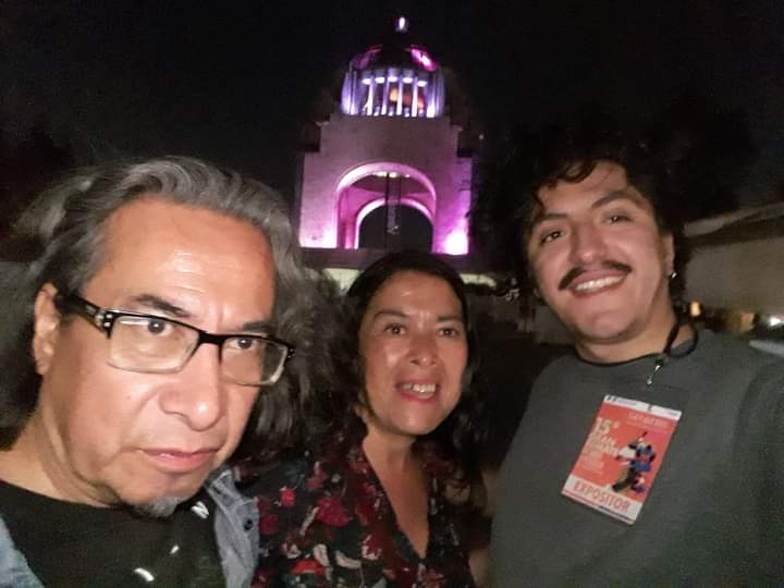 Seguimos en el remate de libros del monumento a la Revolución. De 11:00-20:00 horas, con los mejores precios. Hasta el 9 de abril.
En la foto nuestra amiga, colaboradora, gran artista gráfica Mayra León, en compañía de dos prófugos de la rehabilitación.
#revistaGeneración