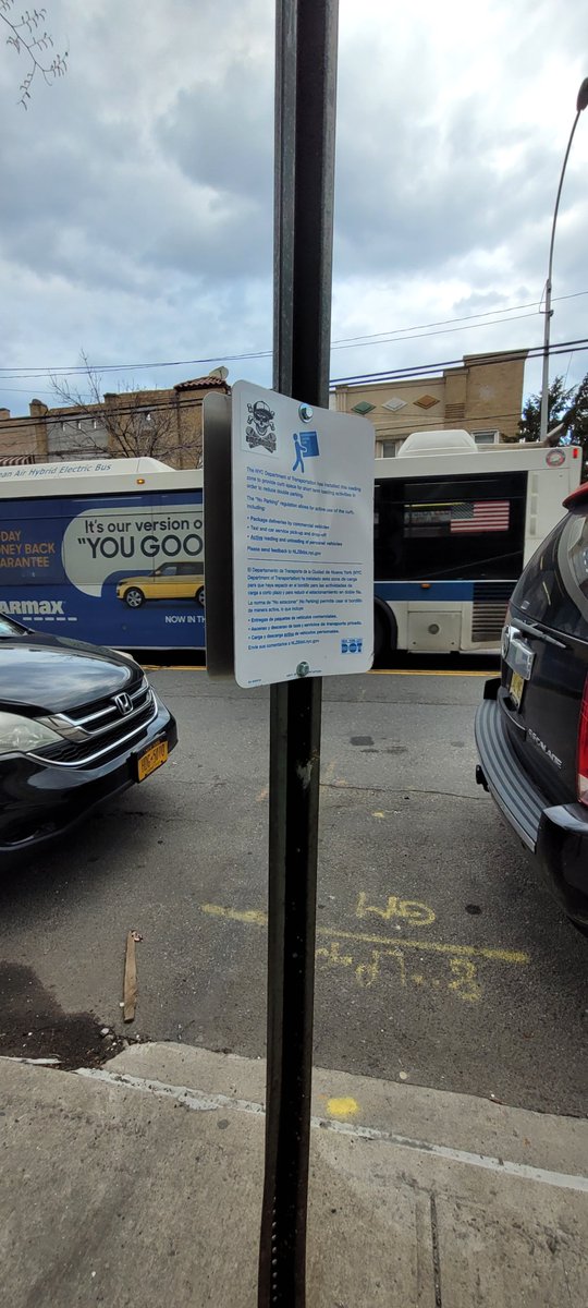 SocialQuirky's tweet image. Can anyone tell me how this works, exactly? #nyc #loadingzone @dot @HowsMyDrivingNY Are these two cars parking illegally? NY:HDG5010 NJ:Z41NSJ
