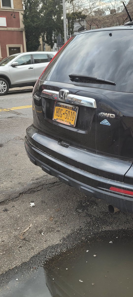 SocialQuirky's tweet image. Can anyone tell me how this works, exactly? #nyc #loadingzone @dot @HowsMyDrivingNY Are these two cars parking illegally? NY:HDG5010 NJ:Z41NSJ