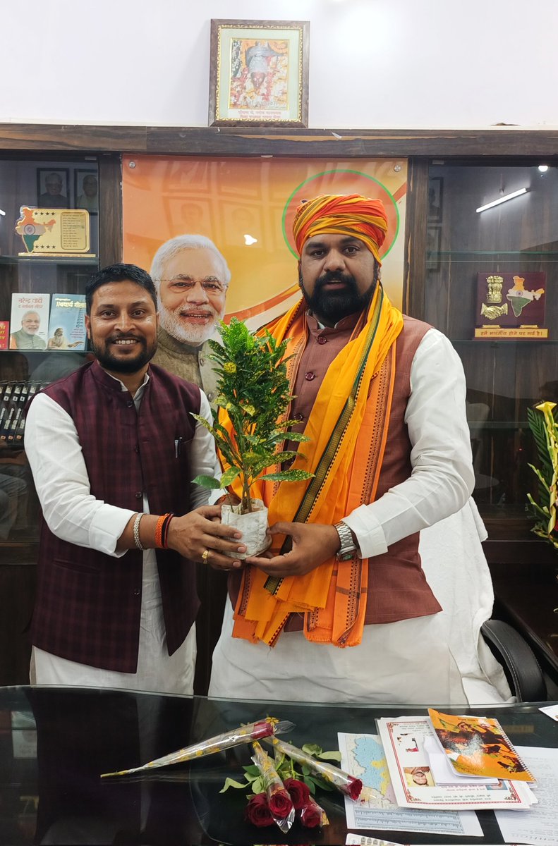 BJPKUMARSAURABH's tweet photo. आज प्रदेश कार्यालय में नवमनोनित प्रदेश अध्यक्ष व विपक्ष की बख्खियाँ उधेड़ने वाले ओजस्वी नेता अग्रजतुल्य @SMCHOUOfficial  से मिलकर प्रदेशाध्यक्ष के रूप में उनके पर बधाई दी । https://t.co/V7AHsdlWvO