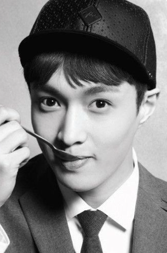 EXOPlanetBR's tweet photo. YX: Eu quero ser um produtor. E então eu vou fazer o meu próprio palco, como um show/concerto. Eu sei desenhar, então vou fazer o design do palco, tenho um amigo que pode me ajudar com a iluminação. Eu vou dançar, cantar, tocar piano nele. Quero fazer um pequeno concerto assim. https://t.co/aE0Ss5TblR