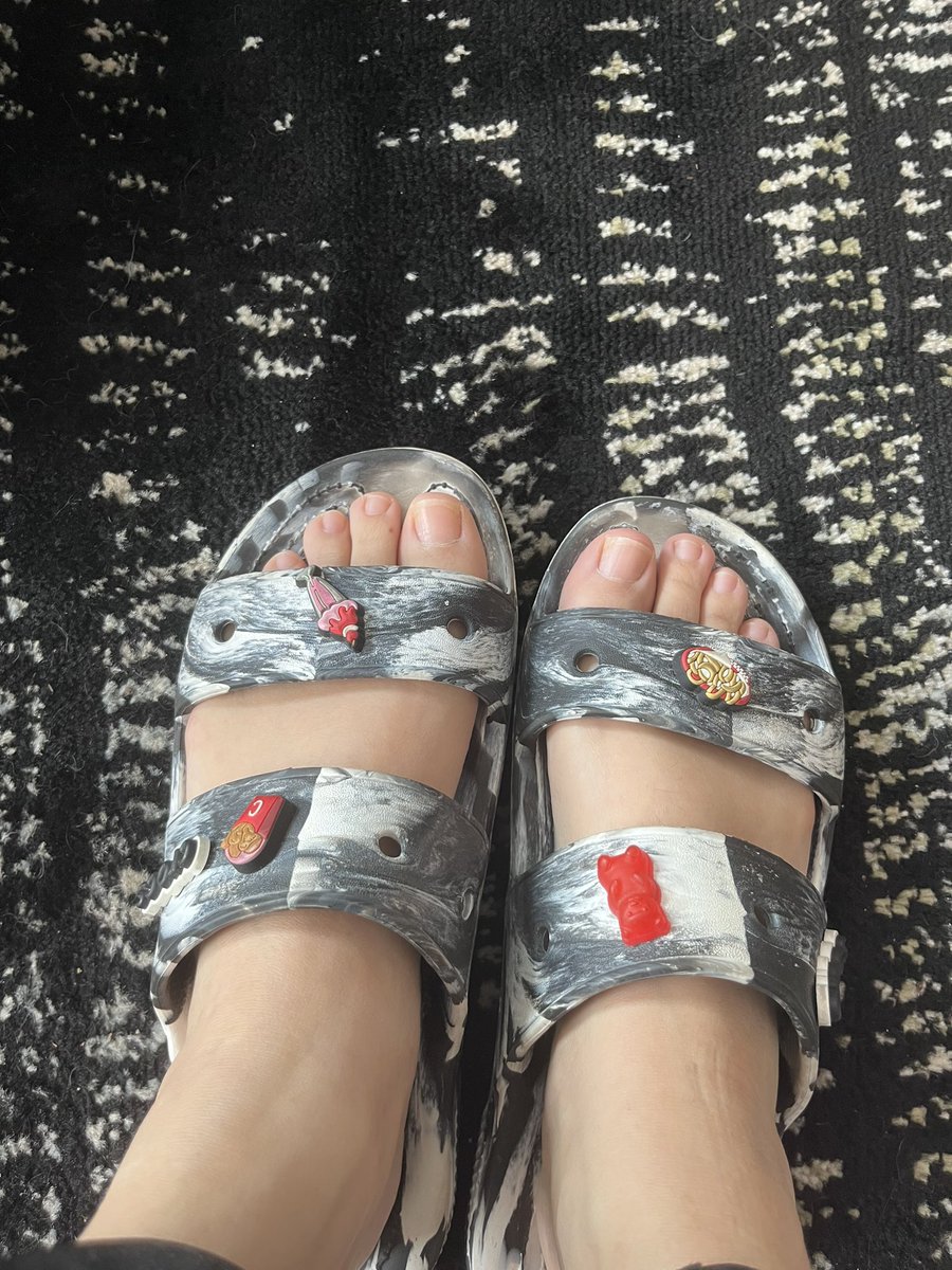 Vanebuza's tweet photo. Historia pendeja de un complejo: una vez fui a la universidad en chanclas porque ajá, hacía calor en Medellín y un tontólio me comentó: “Si va a usar chanclas al menos arréglese esas uñas pa disimular esos dedos cabezones.” Desde entonces tapé mis pies… https://t.co/xHdCLN79Zp