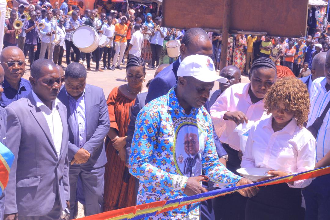 john_wickot's tweet photo. #MANIEMA: Construit sur fonds propre du gouvernement provincial sous la houlette d'#AFANI IDRISSA MANGALA, le Marché Communal moderne d'#Alunguli vient d'être inauguré ce vendredi 7 avril 2023 à #Kindu. @fatshi13 @kazadi_peter @nskazadi @Presidence_RDC @RFI @radiookapi https://t.co/sGcZJJ4Qyq