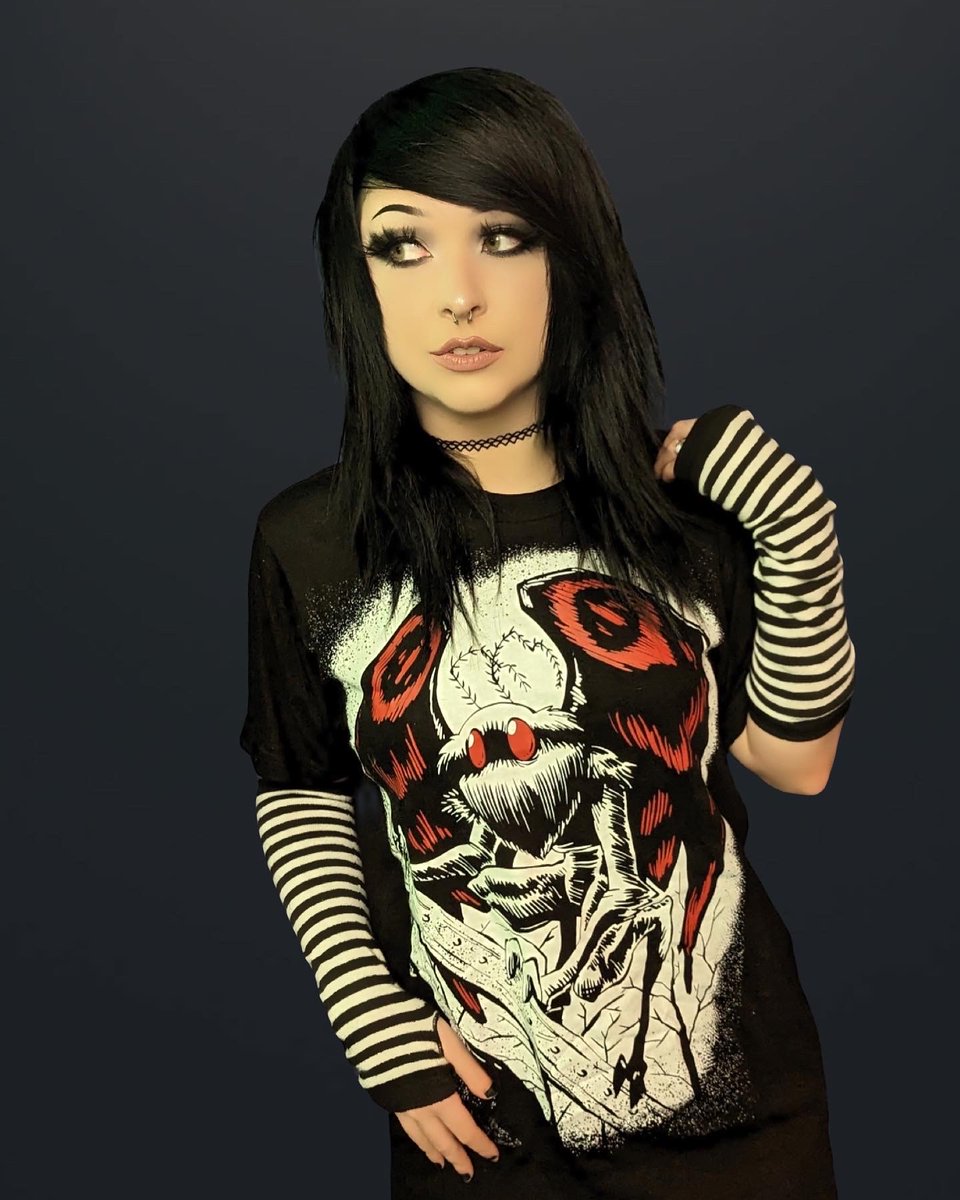 VampireFreaks's tweet photo. When the Mothman comes a-flappin', you better be stylin' in some stylish threads and creepy cool tee like @mallory_murder - seen wearing our Mothman of Point Pleasant Tee &amp; Emo Striped Arm Warmers [Black/White]

#spookyfashion #mothman #vampirefreaks #goth #Alternative #spookytee https://t.co/Q8MdCcP6vQ
