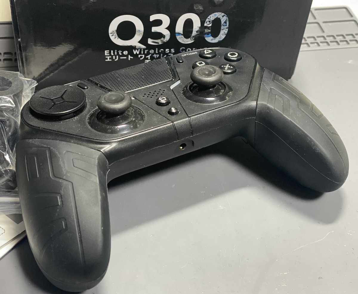 HONEBUTO782's tweet photo. 中古1000円ちょっとで中華製プロコンCOWBOX Q300をゲット✌️☺️‼一応背面ボタンがあるのでプロコン扱い🤔️プロコンは一般的に1万円以上…ヘタしたら2万円超するが、これは5000円弱。早速、分解清掃してみる✌️🤤ちなみにCOWBOXは牛箱でいいらしい😳…… #cowbox #q300 https://t.co/yNNh99vvrz
