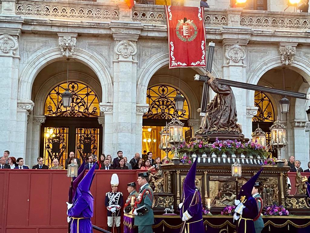 ✝️@Pablo_Vicente_ y @Gemagomezolmos asisten a la Procesión General de la Sagrada Pasión del Redentor. Una magnífica representación de la Pasión de Cristo desde la Última Cena hasta el dolor de su Madre a través de 33 pasos y las 20 cofradías de nuestra ciudad. #ViernesSanto