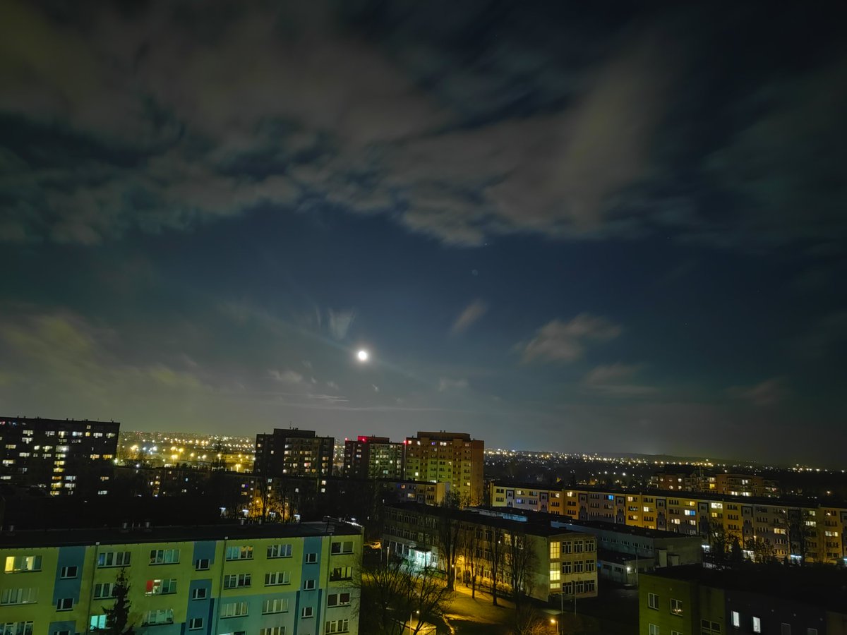 Dzisiejszy piątkowy malejący gruby księżyc i pochmurne niebo. :) Today Friday night waning gibbous Moon on tonight clouded sky. It cleares up and gets clouds again. Windy and wet. #photography #NightPhotography #moonphotography #cityscape #WielkiPiątek #GreatFriday 📷🌖☁🌃😊🧡🖤