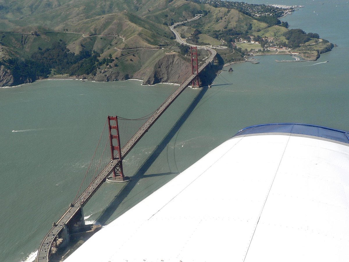 AlpinistGerry's tweet photo. Buzzing the Golden Gate …. Back in the day https://t.co/e8RiQPEfG4