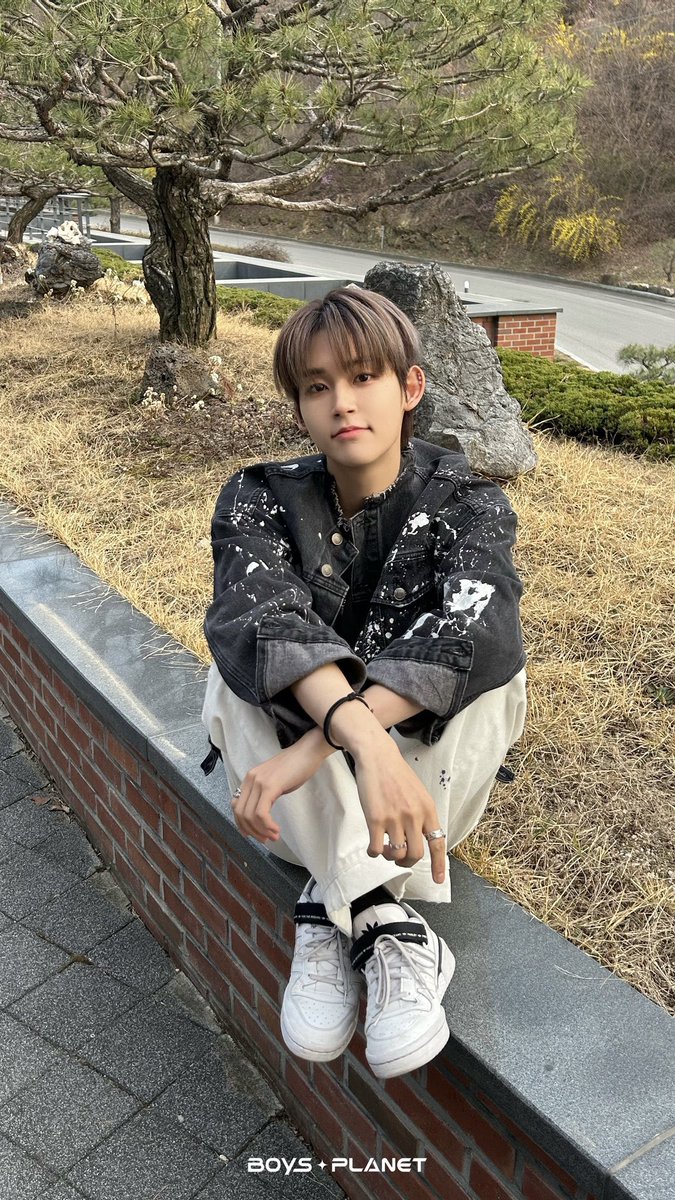 crroffle's tweet photo. Warm breeze and rays of sunshine fall upon my skin. Birds singing their morning tunes as we walk down the park, hand in hand with each other. Maybe a small serenade for you, as we settled down on a bench? I can definitely fulfill the boyfriend material you wished for in a person. https://t.co/aa16RYroC0