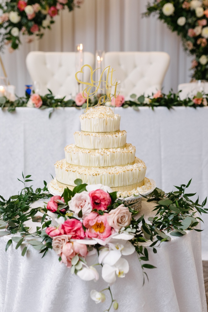 LastingEventsNF's tweet photo. Let's all just take a minute on this Good Friday to appreciate the beauty of this cake (and florals from @lushflorals) by @crivellercakes. It's almost too pretty to eat. Almost.

@mangostudios @white_oaks

#lastingevents #niagaraweddingplanner #niagaraweddings https://t.co/vIPrOHG7sY