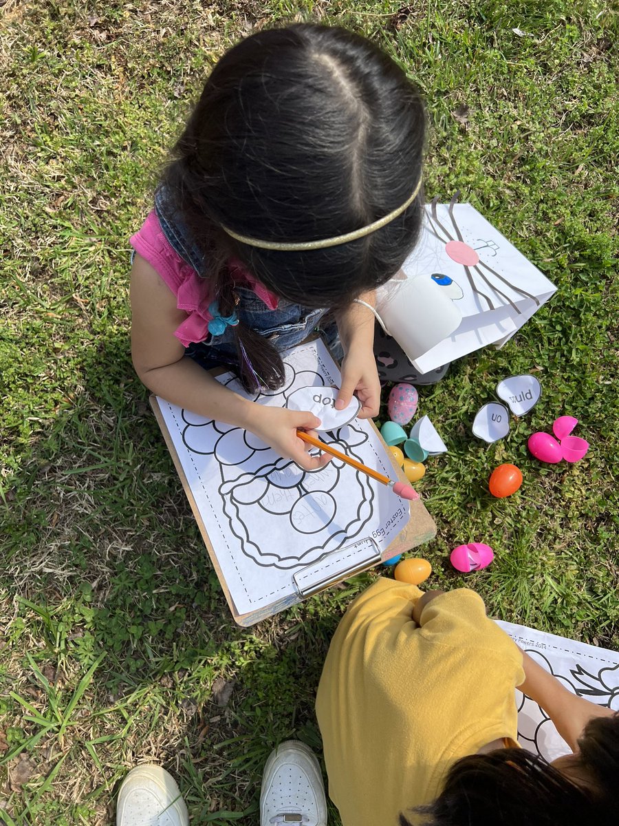 MissMarchuM's tweet photo. Spanish/English HFW egg hunting at first grade. 
SO MUCH FUN!! 🐣 
#firstgrade #dualimmersion #spanishteacher #happykids #participatelearning #unitingourworld 
@MGSDschools @teamSOUTHmgsd @ParticipateLrng https://t.co/sUUAPapf16