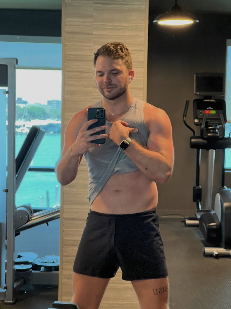 nmak96's tweet image. When the hotel gym lighting hits