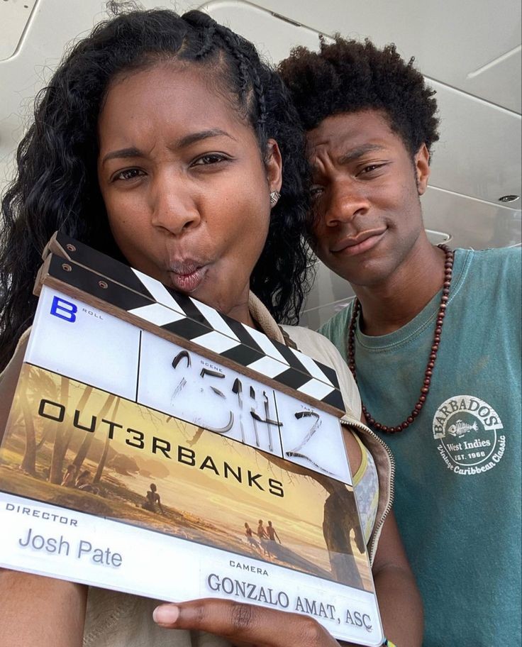 Nous retrouvons nos acteurs dont  Carlacia et Lyam qui semblent ravie de se prêter au jeu.