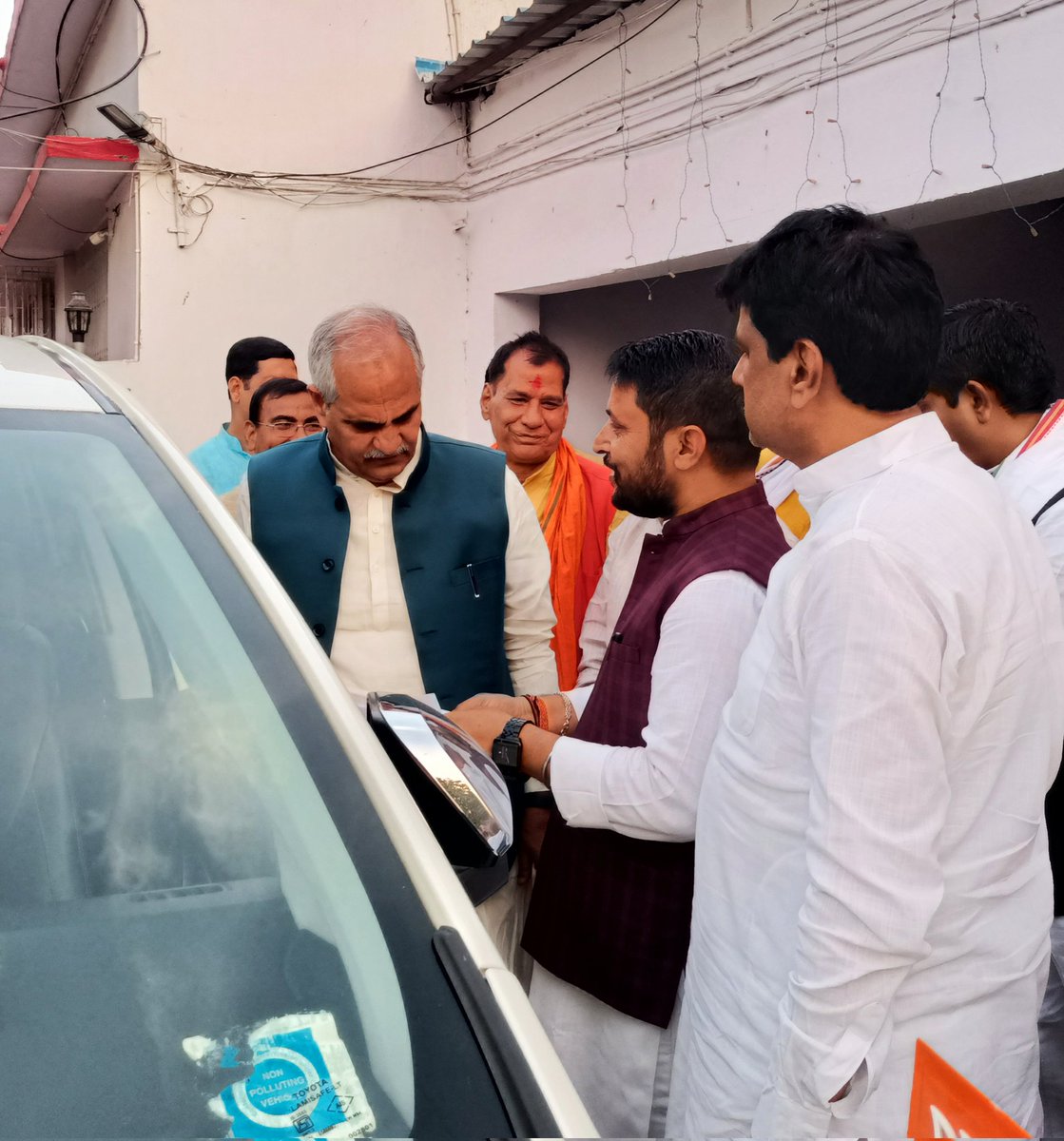 BJPKUMARSAURABH's tweet photo. आज भाजपा के क्षेत्रीय संगठन मंत्री श्री @BJPNagendraJi  जी से शिष्टाचार मुलाकात किया । मौके पर #गया से #नवनिर्वाचित  #विधान_पार्षद  #जीवन_कुमार जी व अन्य । https://t.co/hSpvZnI7Jv