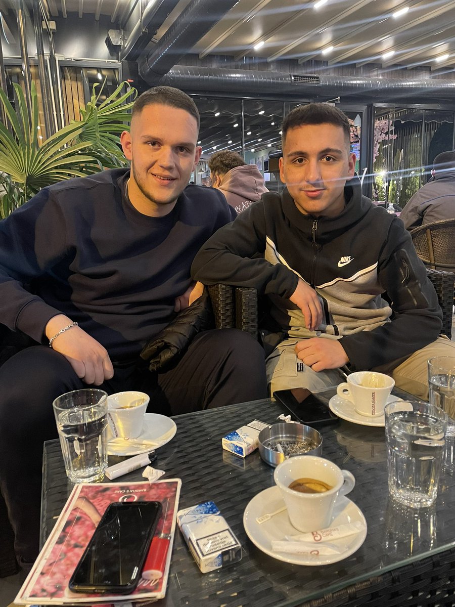 Me qi dostin tem n kafe mas operacionit !