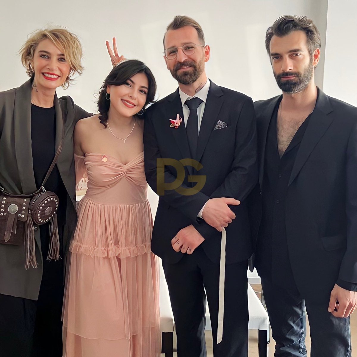 Sıla ve İlker Kaleli’den ince davranış.
Sevilen sanatçı Sıla ve sevgilisi başarılı oyuncu İlker Kaleli Sıla’nın ekip arkadaşı ve fanının bugünkü nişan davetine birlikte katılmış. 😍 Ne tatlı bi’hareket ! 🫶🏻 #sıla #ilkerkaleli