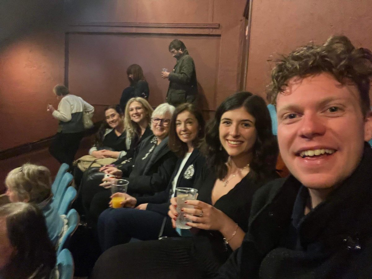 ChattyStaffroom's tweet image. Had fab night with new playwriting chums watching John Godber play + drinks at fab Disappearing Chin in ⁦@VisitHarrogate⁩ - people who write are always fascinating to speak to! #kinderedspirits #writinggroup #newfriends ⁦@JohnYorkUK⁩