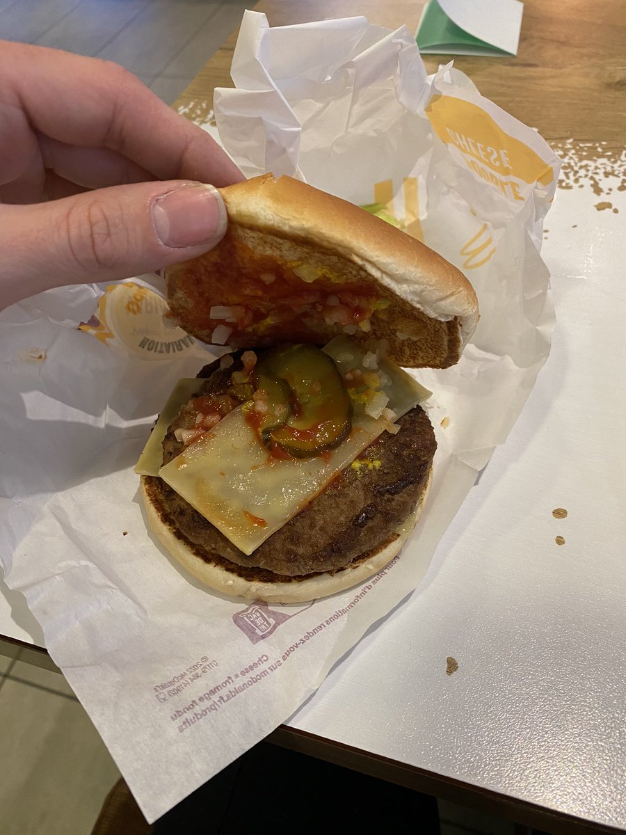 thomasparkfan's tweet photo. @McDonaldsFrance Ca c’est votre burger au comté ?! Et bah je suis bien déçu. https://t.co/qiokHv4aTV